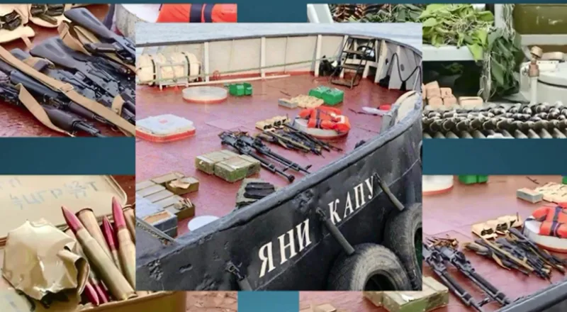 Vũ khí và đạn dược thu giữ được trên tàu pháo của Ukraine. Ảnh: FSB