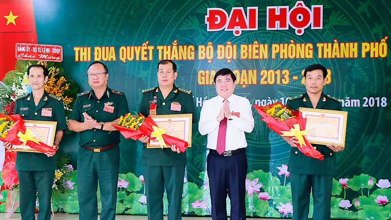 Chủ tịch UBND TPHCM Nguyễn Thành Phong tặng hoa và Bằng khen cho các tập thể, cá nhân có thành tích xuất sắc