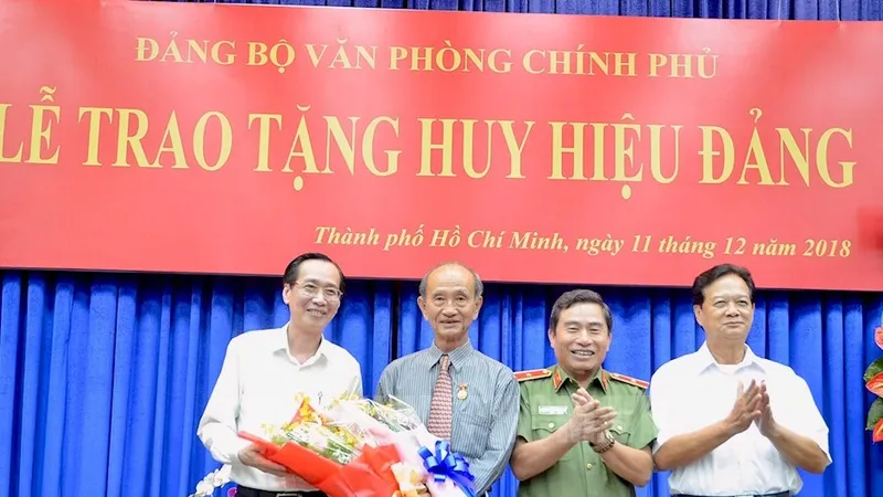 Nguyên Thủ tướng Chính phủ Nguyễn Tấn Dũng và Phó Chủ tịch Thường trực UBND TP Lê Thanh Liêm tặng hoa chúc mừng đồng chí Võ Viết Thanh. Ảnh: hcmcpv