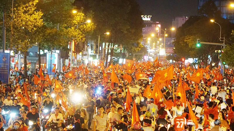 Hàng ngàn cổ động viên trên đường Trần Hưng Đạo, quận 1 đổ về khu trung tâm TPHCM. Ảnh: HOÀNG HÙNG