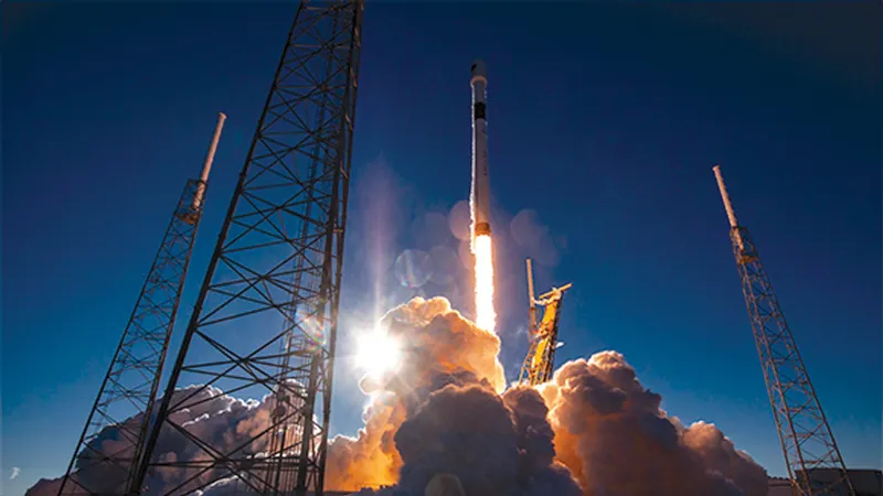 SpaceX phóng thành công vệ tinh quân sự đầu tiên