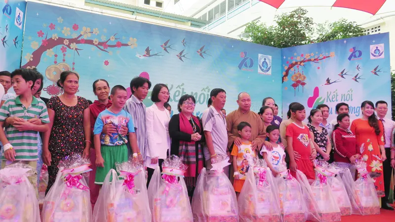 Tặng quà bệnh nhi có hoàn cảnh khó khăn