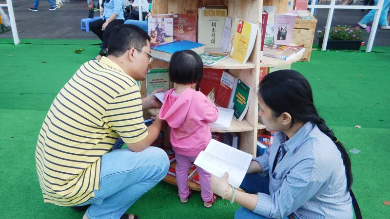 Hai vợ chồng luôn chia sẻ trong mọi việc, cùng chăm lo con cái để gia đình hạnh phúc