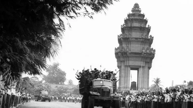 Nhân dân thủ đô Phnôm Pênh tiễn quân tình nguyện Việt Nam về nước. Ảnh: TTXVN