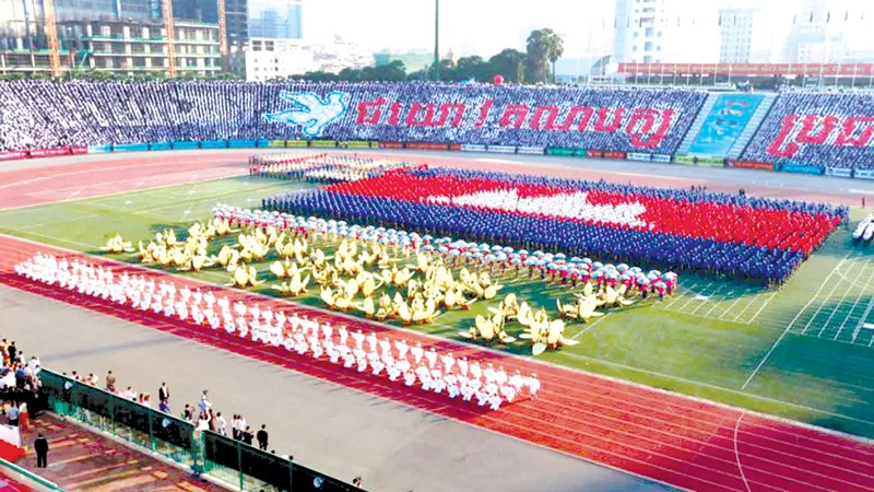 Màn đồng diễn của các tầng lớp nhân dân Campuchia trong lễ kỷ niệm 40 năm ngày Chiến thắng 7-1.Ảnh: Phnom Penh Post