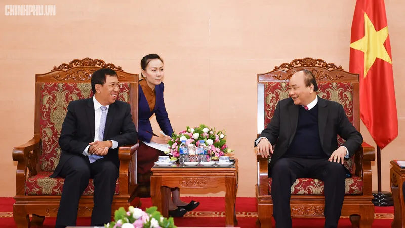 Thủ tướng Nguyễn Xuân Phúc tiếp Thống đốc Ngân hàng CHDCND Lào Sonexay Sitphayxay. Ảnh: VGP