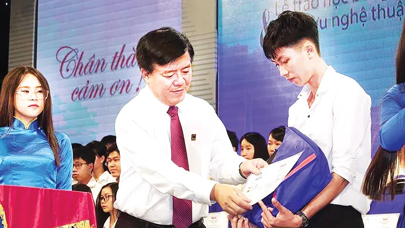 Ông Ngô Văn Đông - Tổng giám đốc Công ty CP Phân bón Bình Điền - tặng học bổng cho học sinh nghèo học giỏi tại Tây Nguyên. Ảnh: PHAN NAM