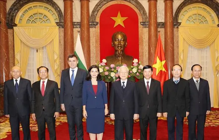 Tổng Bí thư, Chủ tịch nước Nguyễn Phú Trọng cùng bà Marinela Milcheva Petkova , Đại sứ Đặc mệnh toàn quyền Cộng hòa Bulgaria và các đại biểu. Ảnh: TTXVN