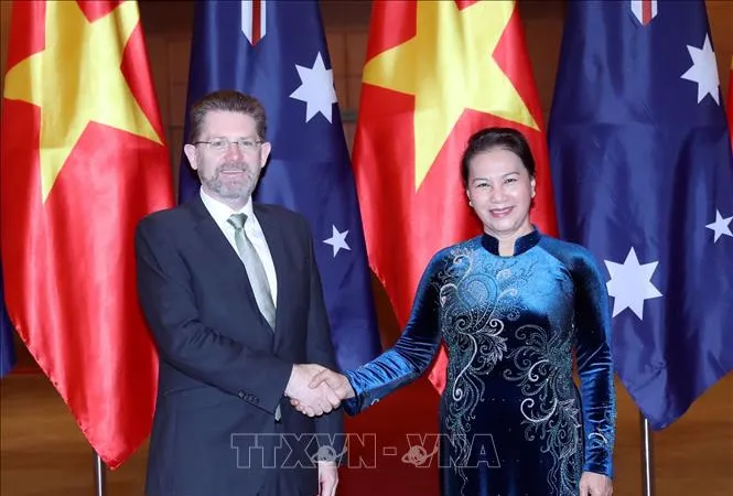 Chủ tịch Quốc hội Nguyễn Thị Kim Ngân đón Chủ tịch Thượng viện Australia Scott Ryan. Ảnh: TTXVN