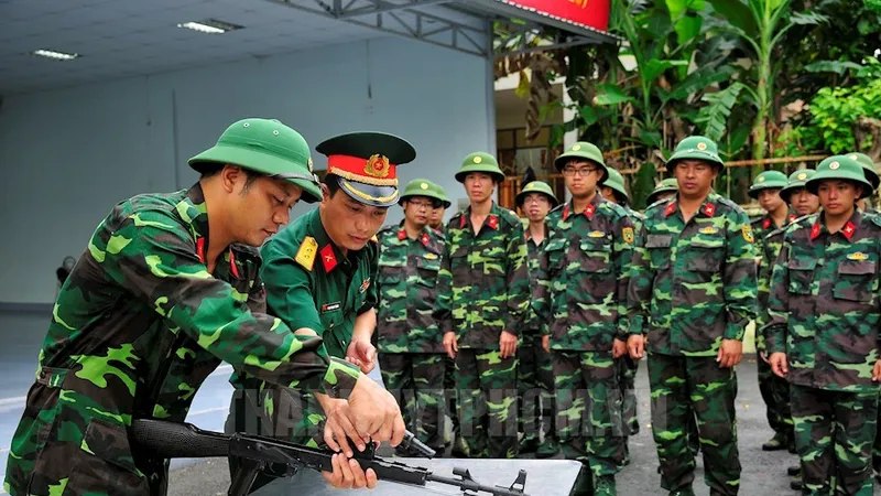 Huấn luyện tháo lắp súng cho học viên đào tạo Sĩ quan dự bị Y tế tại Trường Quân sự TPHCM. Ảnh: hcmcpv