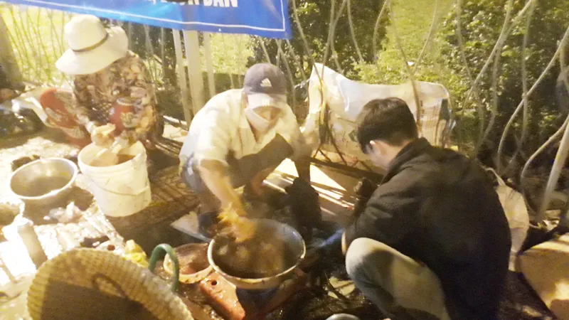 Sáng 30 tết, tại các chợ không kịp làm gà