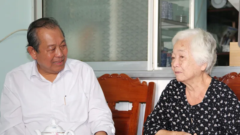 Phó Thủ tướng Thường trực Trương Hòa Bình đến thăm bà Lê Thị Hạnh - vợ nhà văn liệt sĩ Lê Vĩnh Hòa