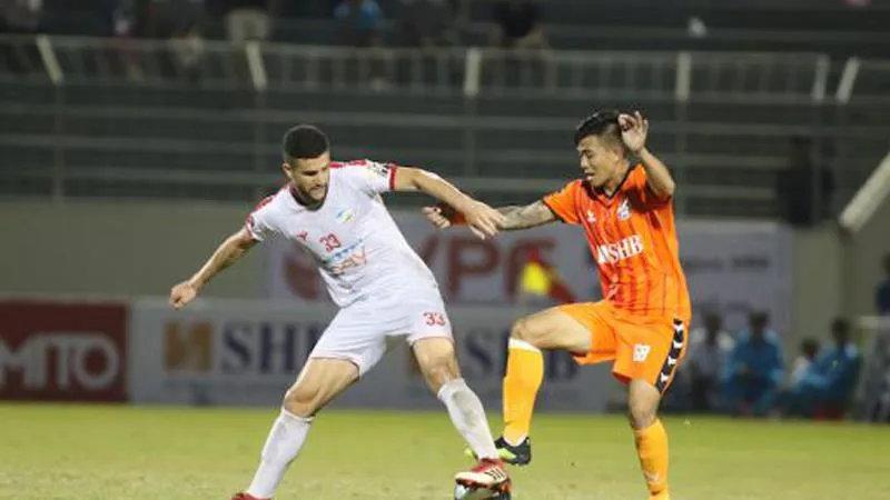 SHB Đà Nẵng (phải) trong trận thắng Viettel 3 - 1. Ảnh: VPF