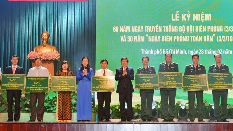Chủ tịch UBND TPHCM Nguyễn Thành Phong trao tặng "Mái ấm chiến sỹ","Nước sạch vùng biên". Ảnh:VIỆT DŨNG
