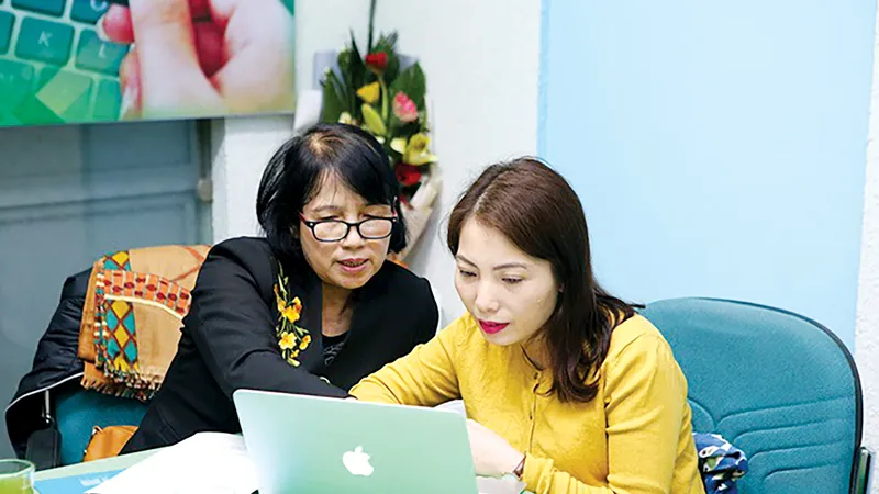 PGS.TS Nguyễn Thị Mùi (bên trái) đã có nhiều góp ý cho sự phát triển của thị trường tín dụng tiêu dùng