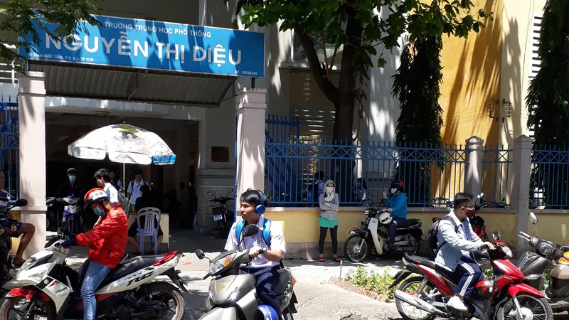 Một số học sinh THPT sử dụng xe máy đi học, không đội nón bảo hiểm