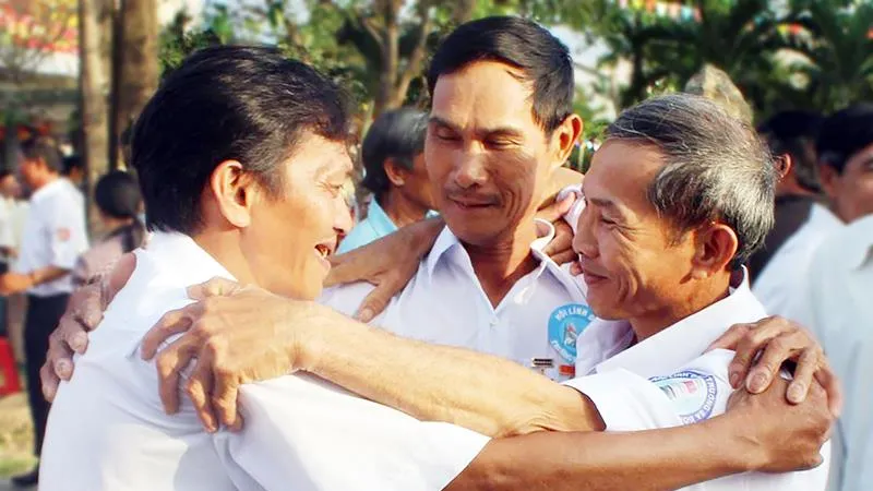 Cựu binh Gạc Ma ôm nhau thắm thiết ngày gặp lại. Ảnh: NGỌC OAI