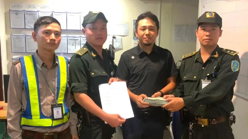 Lực lượng ANHK sân bay quốc tế Đà Nẵng trao trả tài sản cho ông Yan Guangzhu