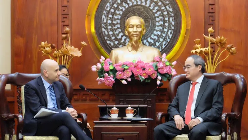 Bí thư Thành ủy TP Nguyễn Thiện Nhân tiếp tân Đại sứ Italia Antonio Alessandro. Ảnh: hcmcpv
