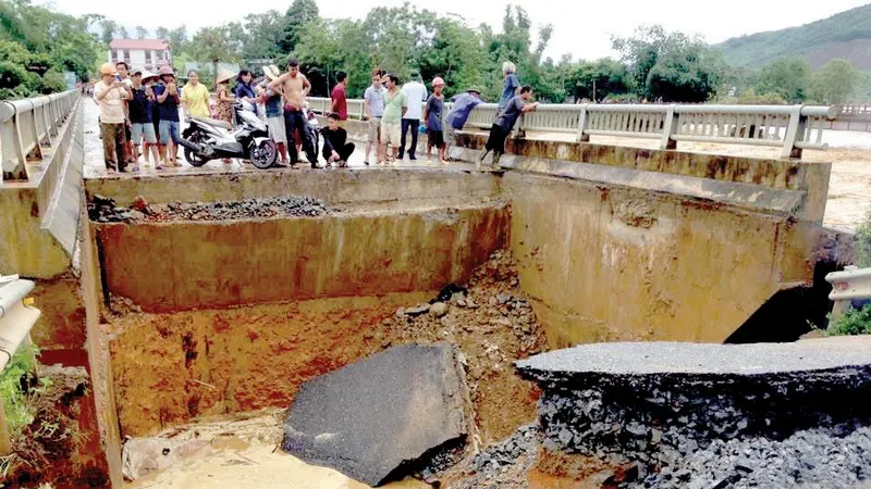 Mưa lũ làm sập cầu Tân Sơn trên quốc lộ 32 (tỉnh Phú Thọ)