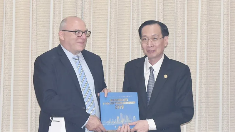 Phó Chủ tịch Thường trực UBND TPHCM Lê Thanh Liêm trao quà lưu niệm cho ông Grant MePherson, Tổng Giám đốc Điều hành Cơ quan Giáo dục New Zealand. Ảnh: hcmcpv