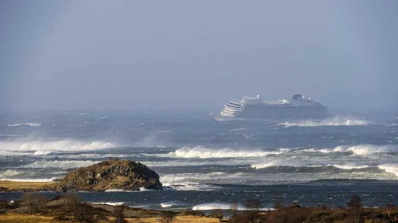Du thuyền Viking Sky cách bờ ở Hustadvika, Tây Na Uy, khoảng 900m khi gửi tín hiệu cấp cứu vì hỏng máy ngày 23-3-2019. Ảnh: NTB