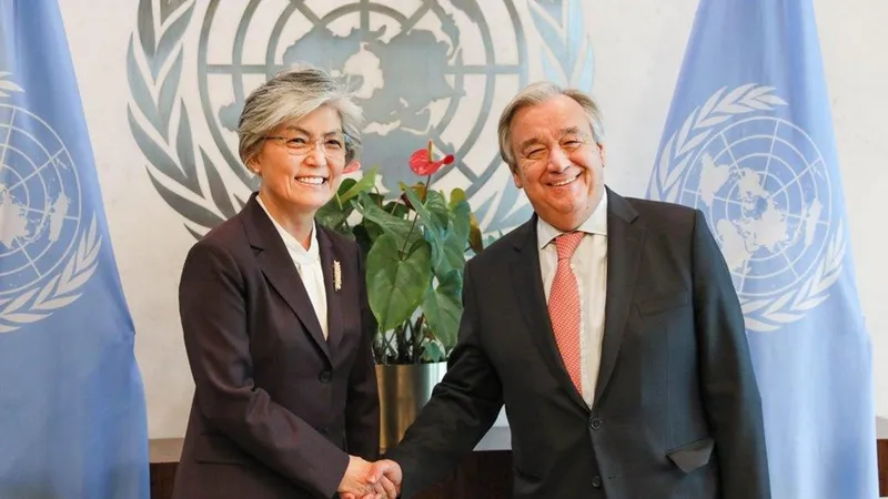 Tổng Thư ký Liên hợp quốc Guterres và Ngoại trưởng Hàn Quốc Kang Kyung-wha. Ảnh: Yonhap