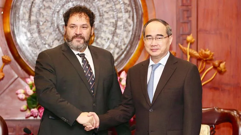 Bí thư Thành ủy TPHCM Nguyễn Thiện Nhân tiếp ông Carel Richter, Tổng Lãnh sự Hà Lan tại TPHCM Ảnh: HOÀNG HÙNG