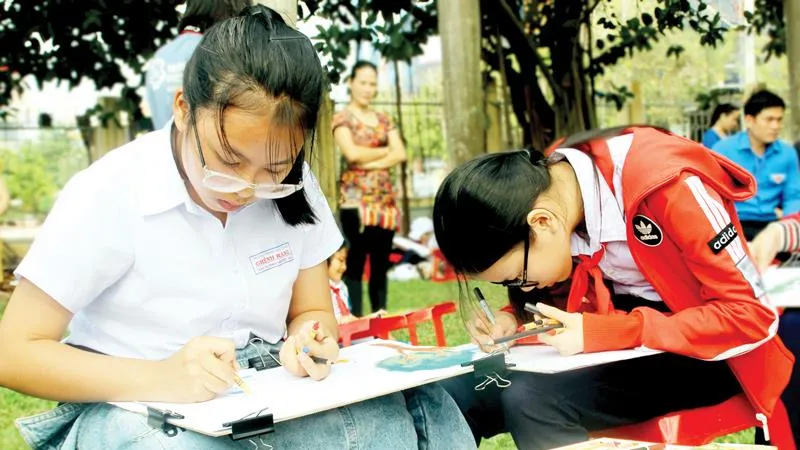 Học sinh Bình Định vẽ tranh hưởng ứng Ngày thế giới nâng cao nhận thức và phòng chống bom mìn