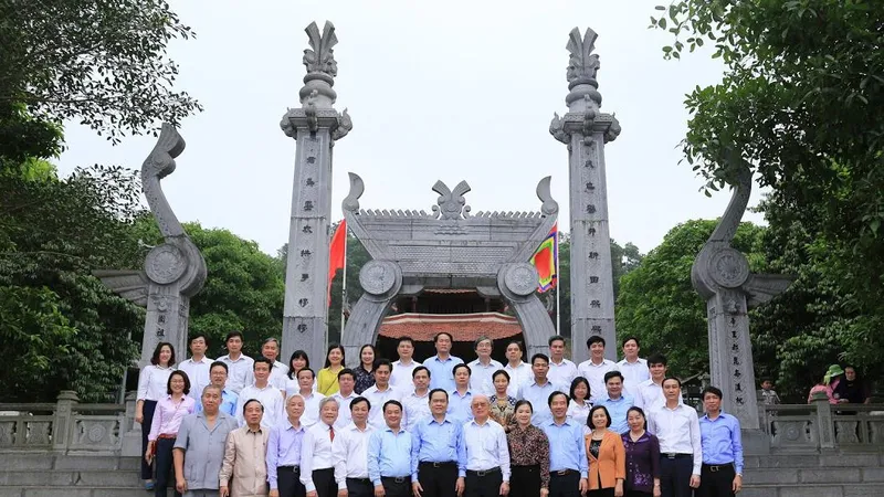 Chủ tịch Trần Thanh Mẫn và đoàn đại biểu chụp ảnh lưu niệm tại Đền thờ Lạc Long Quân, Khu di tích Lịch sử Đền Hùng, tỉnh Phú Thọ. Ảnh: Báo Điện tử Đảng Cộng sản