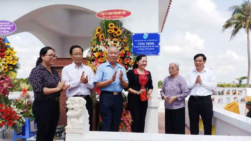 Khánh thành công trình khu mộ tập thể 21 người tại xã Thạnh Hải. Ảnh: Báo Đồng Khởi