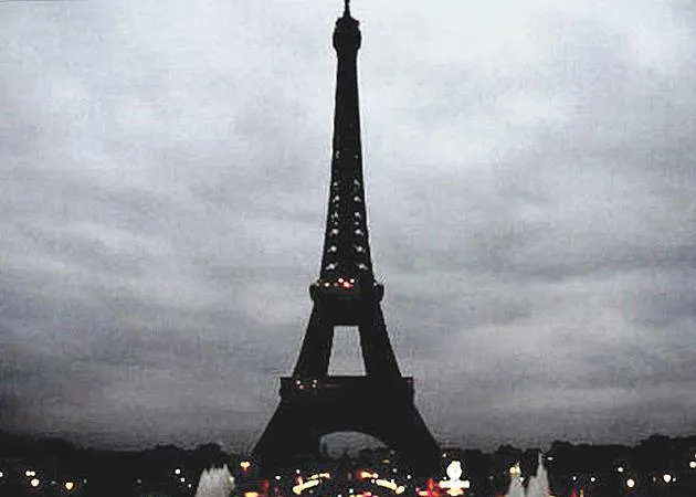Tháp Eiffel hưởng ứng giờ Trái đất