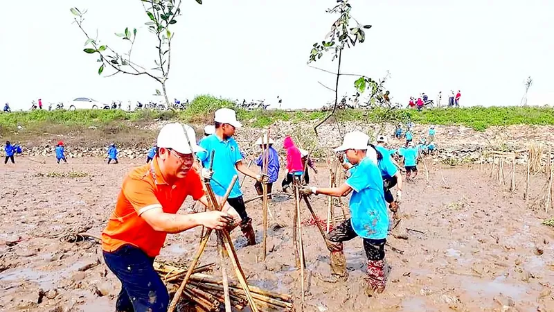 Ra quân làm sạch môi trường bãi biển