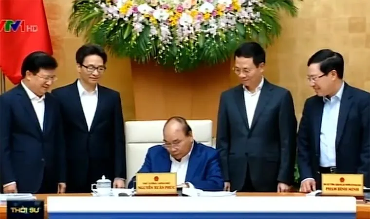 Thủ tướng Chính phủ Nguyễn Xuân Phúc ký Quyết định Phê duyệt quy hoạch phát triển và quản lý báo chí toàn quốc đến năm 2025. Ảnh: VTV