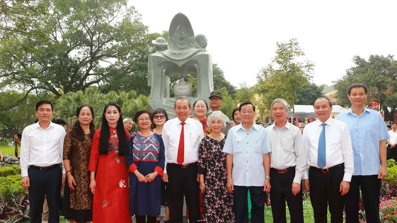 Phó Thủ tướng Trương Hòa Bình và đại diện học sinh miền Nam bên biểu tượng "Lòng Mẹ". Ảnh: VGP