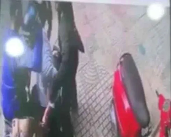 Ông Đoàn nhận hối lộ bị bắt quả tang. 
