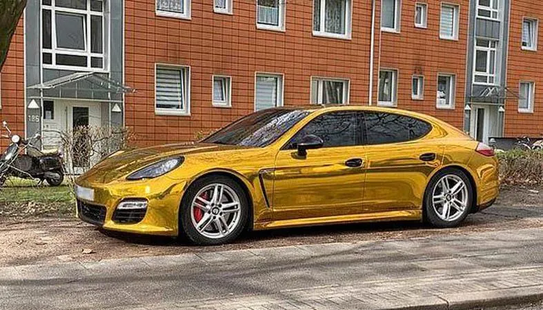 Xe mạ vàng bị tịch thu vì gây chói mắt
