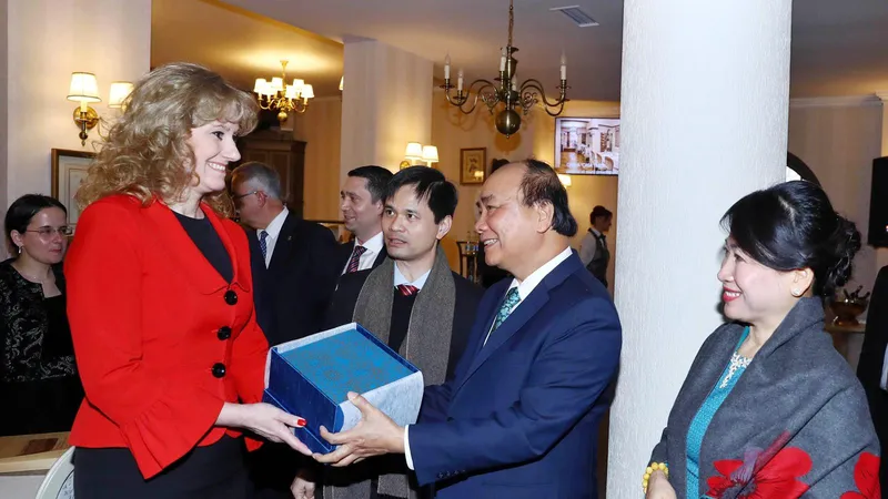 Thủ tướng Nguyễn Xuân Phúc làm việc với bà Ioana Madalina Lupea, tỉnh trưởng tỉnh Prahova. Ảnh: TTXVN