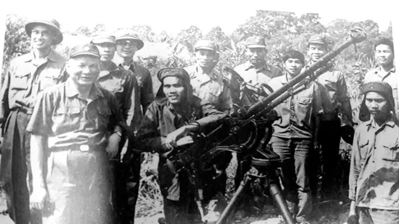 Đại tướng Lê Đức Anh, Bộ trưởng Quốc phòng, kiểm tra tình hình bảo vệ biên giới phía Bắc năm 1987. Ảnh: Tư liệu