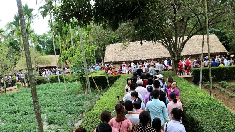 Hàng ngàn lượt khách đến viếng thăm quê Bác Hồ. Ảnh: Báo Nghệ An