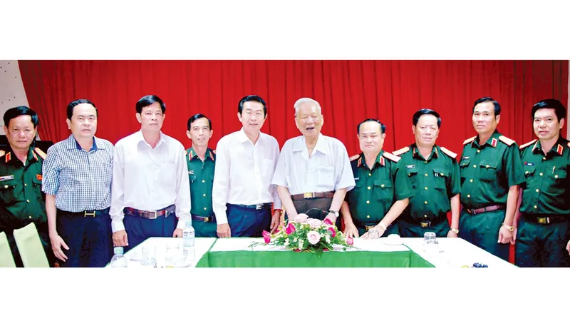 Đại tướng Lê Đức Anh, nguyên Bộ trưởng Bộ Quốc phòng, nguyên Chủ tịch nước CHXHCN Việt Nam trong một lần họp mặt với các đồng chí Đảng ủy Quân khu 9. Ảnh: THANH NGUYỄN