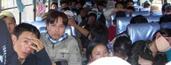 Hàng loạt xe nhồi nhét khách dịp lễ
