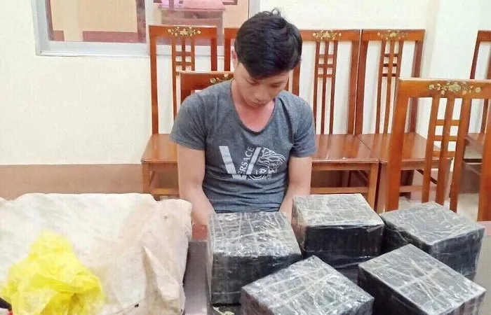 Đối tượng Chu Văn Ninh cùng tang vật tại cơ quan công an Lạng Sơn. Ảnh: Tiền Phong