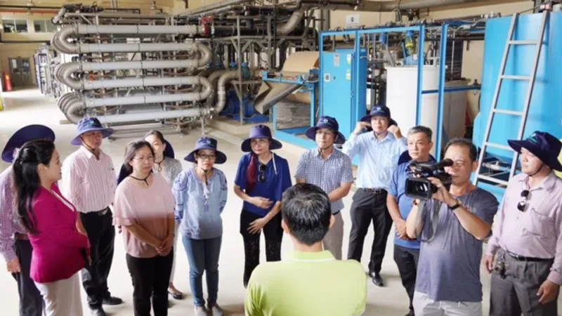 Các bác sĩ tìm hiểu quy trình xử lý nước rỉ rác