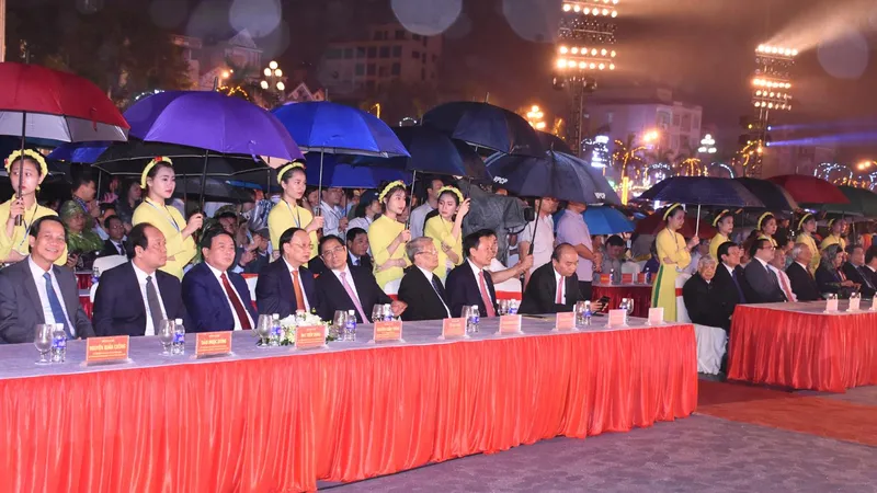 Thủ tướng Chính phủ Nguyễn Xuân Phúc và các đồng chí lãnh đạo, nguyên lãnh đạo Đảng, Nhà nước về tham dự Lễ kỷ niệm