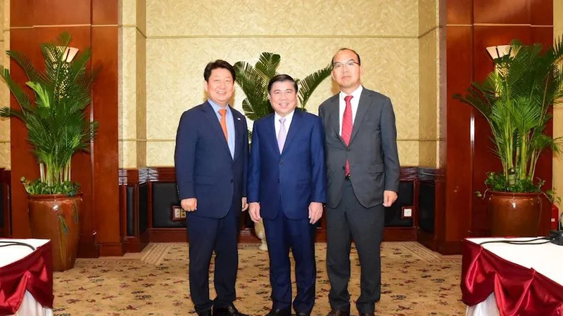Chủ tịch UBND TPHCM Nguyễn Thành Phong tiếp ông Kwon Young Jin (bên trái) và ông Yoon Yong Jin (bên phải). Ảnh: hcmcpv