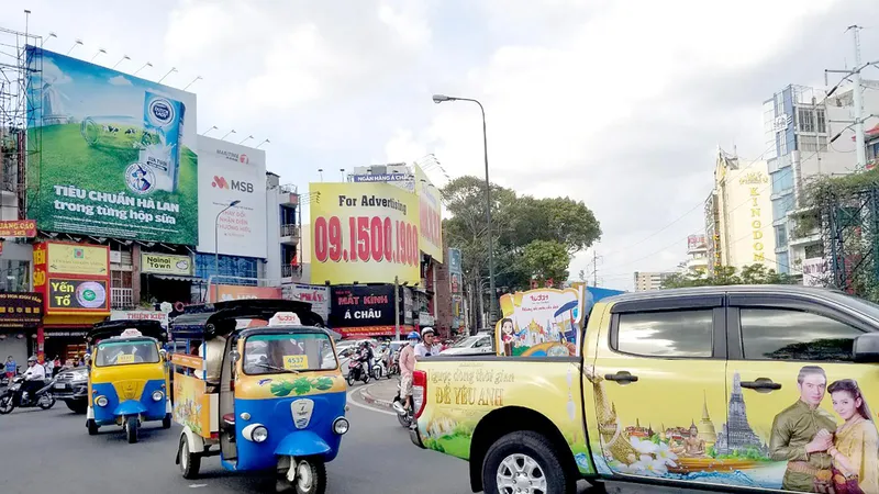 Khán giả hào hứng trước sự xuất hiện bất ngờ của đoàn xe Tuk Tuk Thái Lan tại Việt Nam