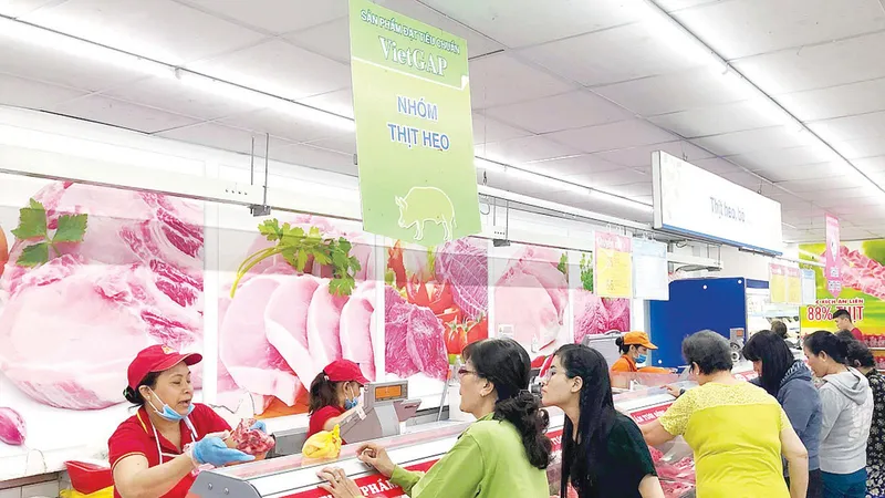 Người tiêu dùng chú trọng sử dụng thịt heo sạch. Ảnh: MINH THANH