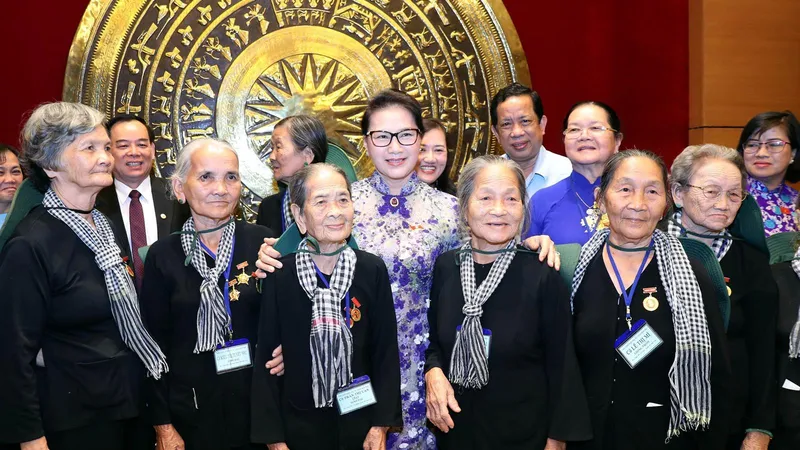 Chủ tịch Quốc hội Nguyễn Thị Kim Ngân với đoàn đại biểu Đội quân tóc dài tỉnh Bến Tre. Ảnh: TTXVN