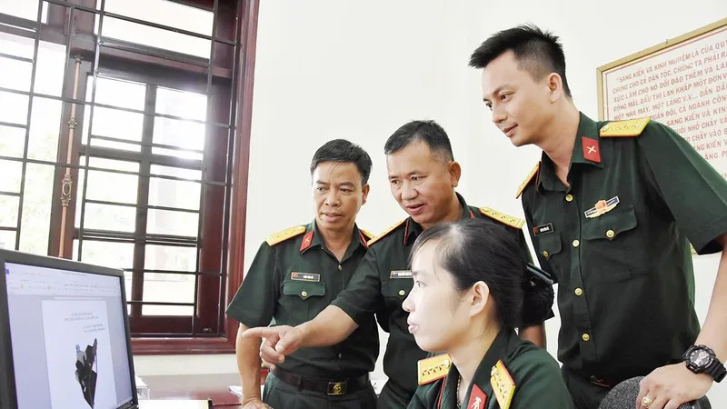 Thượng tá Nguyễn Văn Hùng (thứ 2 từ trái sang) và các cán bộ Phòng Khoa học Quân sự Bộ Tham mưu Quân khu 7 kiểm tra các sáng kiến đăng ký dự thi